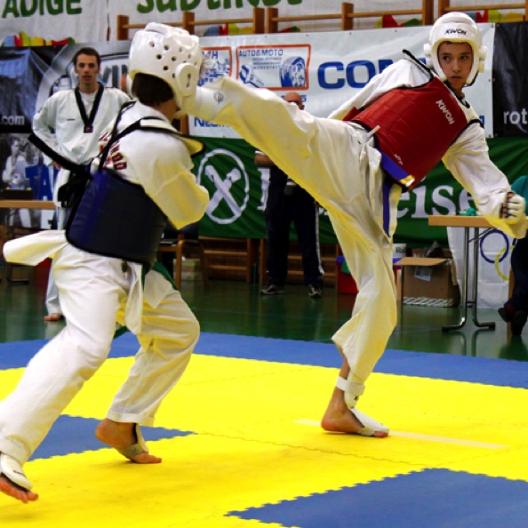 ragazzi-combattimento.jpg